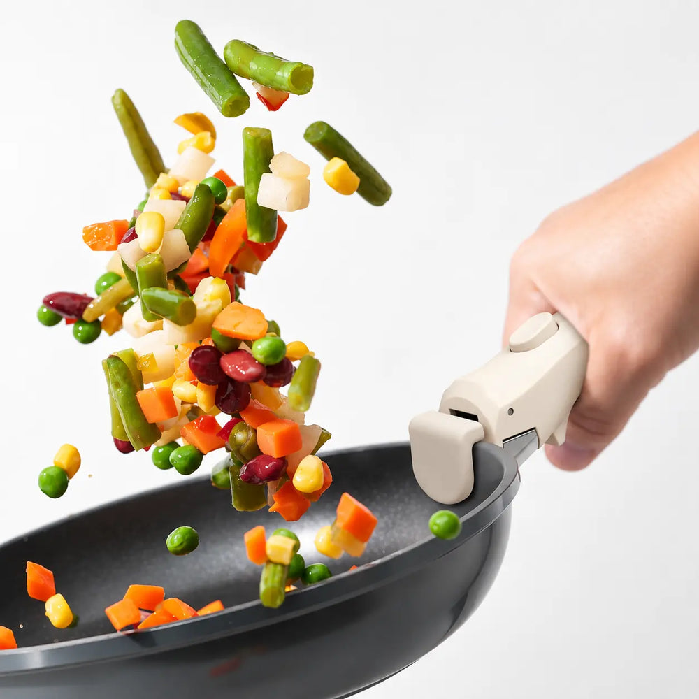 Zenvoras detachable pot handle clipped on a pan